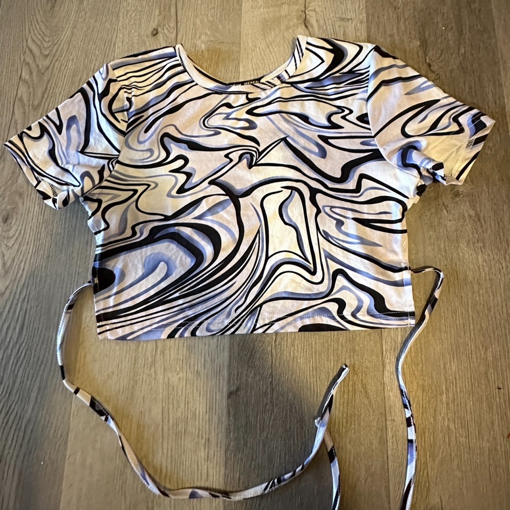 Medium size swirl shirt.